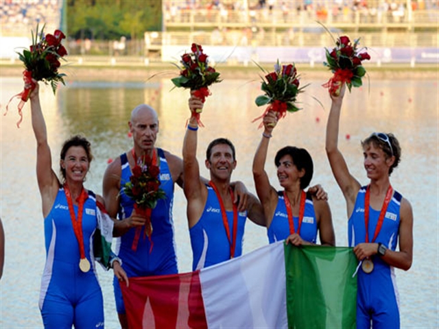 La fantastica nazionale azzurra alle premiazioni. Sorridono gli atleti, nei loro sorrisi la luce del meritatissimo oro della vittoria